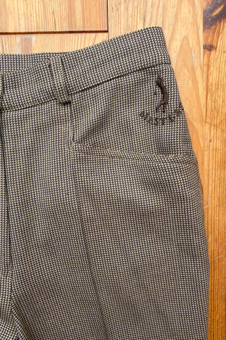 Hochwertige 80s/90s Hose made in Austria aus Wollmischung, mit hoher Taille, zartem Hahnentritt-/Karomuster in Beige-Braun sowie dunkelbrauner Stickerei seitlich (s. letztes Foto); die angegebene Größe ist M, fällt jedoch kleiner aus – wir empfehlen die Hose der Zwischengröße S/M (bitte Maße beachten)
