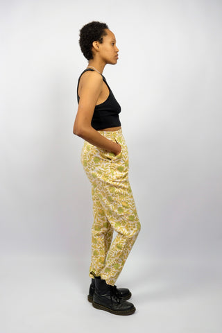Weiße 80s/90s Leinenhose mit floralem Print in Grün und Pfirsich – mittlere Bundhöhe, Gürtelschlaufen und seitliche Eingrifftaschen, entspricht einer M – ein absolutes Highlight