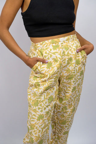 Weiße 80s/90s Leinenhose mit floralem Print in Grün und Pfirsich – mittlere Bundhöhe, Gürtelschlaufen und seitliche Eingrifftaschen, entspricht einer M – ein absolutes Highlight