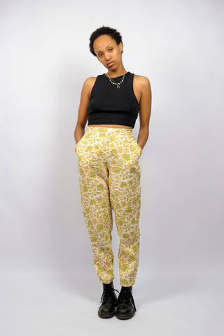 Weiße 80s/90s Leinenhose mit floralem Print in Grün und Pfirsich – mittlere Bundhöhe, Gürtelschlaufen und seitliche Eingrifftaschen, entspricht einer M – ein absolutes Highlight