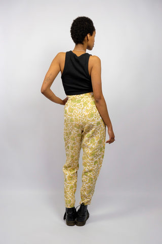 Weiße 80s/90s Leinenhose mit floralem Print in Grün und Pfirsich – mittlere Bundhöhe, Gürtelschlaufen und seitliche Eingrifftaschen, entspricht einer M – ein absolutes Highlight