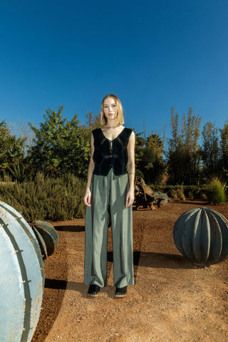 Grau melierte 90s Hose von der Premium Marke Marella (by Max Mara) made in Italy, mit mittlerer Bundhöhe und geradem Bein – sehr leicht und angenehm zu tragen – wir empfehlen die Hose der Zwischengröße M/L (bitte Maße beachten); ein seltenes Fundstück und Marken-Highlight