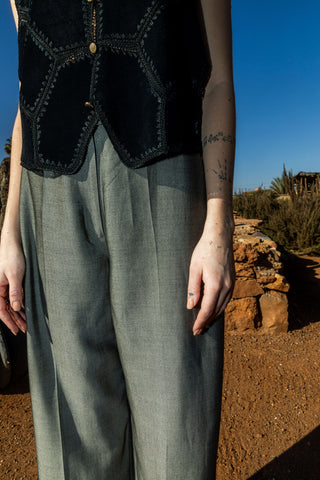 Grau melierte 90s Hose von der Premium Marke Marella (by Max Mara) made in Italy, mit mittlerer Bundhöhe und geradem Bein – sehr leicht und angenehm zu tragen – wir empfehlen die Hose der Zwischengröße M/L (bitte Maße beachten); ein seltenes Fundstück und Marken-Highlight