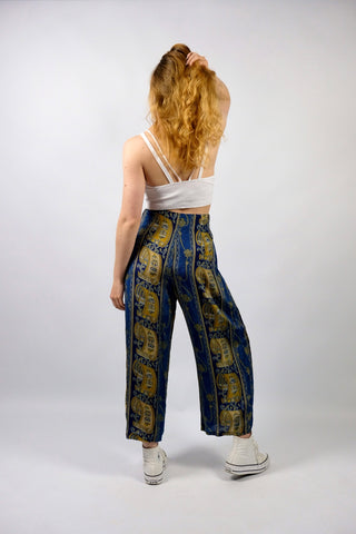 Atemberaubende 80s/90s Handmade Seidenhose mit Boho Print in Dunkelblau, Hellblau/Türkis, Blaugrau, Senf/Gold, Beige und Weiß – gerade, weit und eher kürzer geschnittenes Bein sowie hohe Taille; ideal für eine S, ein seltenes Fundstück, wahres Unikat und absolutes Highlight