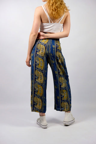 Atemberaubende 80s/90s Handmade Seidenhose mit Boho Print in Dunkelblau, Hellblau/Türkis, Blaugrau, Senf/Gold, Beige und Weiß – gerade, weit und eher kürzer geschnittenes Bein sowie hohe Taille; ideal für eine S, ein seltenes Fundstück, wahres Unikat und absolutes Highlight