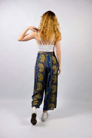 Atemberaubende 80s/90s Handmade Seidenhose mit Boho Print in Dunkelblau, Hellblau/Türkis, Blaugrau, Senf/Gold, Beige und Weiß – gerade, weit und eher kürzer geschnittenes Bein sowie hohe Taille; ideal für eine S, ein seltenes Fundstück, wahres Unikat und absolutes Highlight
