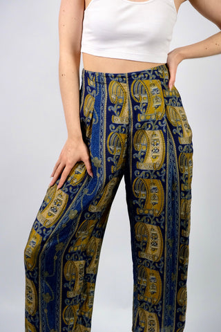 Atemberaubende 80s/90s Handmade Seidenhose mit Boho Print in Dunkelblau, Hellblau/Türkis, Blaugrau, Senf/Gold, Beige und Weiß – gerade, weit und eher kürzer geschnittenes Bein sowie hohe Taille; ideal für eine S, ein seltenes Fundstück, wahres Unikat und absolutes Highlight
