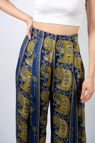 Atemberaubende 80s/90s Handmade Seidenhose mit Boho Print in Dunkelblau, Hellblau/Türkis, Blaugrau, Senf/Gold, Beige und Weiß – gerade, weit und eher kürzer geschnittenes Bein sowie hohe Taille; ideal für eine S, ein seltenes Fundstück, wahres Unikat und absolutes Highlight