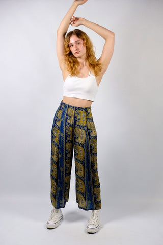 Atemberaubende 80s/90s Handmade Seidenhose mit Boho Print in Dunkelblau, Hellblau/Türkis, Blaugrau, Senf/Gold, Beige und Weiß – gerade, weit und eher kürzer geschnittenes Bein sowie hohe Taille; ideal für eine S, ein seltenes Fundstück, wahres Unikat und absolutes Highlight