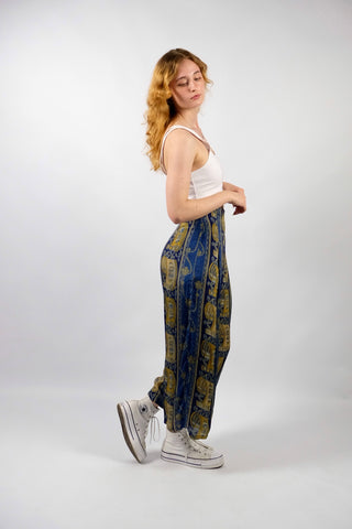 Atemberaubende 80s/90s Handmade Seidenhose mit Boho Print in Dunkelblau, Hellblau/Türkis, Blaugrau, Senf/Gold, Beige und Weiß – gerade, weit und eher kürzer geschnittenes Bein sowie hohe Taille; ideal für eine S, ein seltenes Fundstück, wahres Unikat und absolutes Highlight