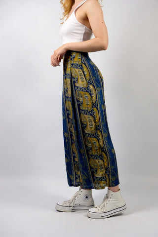 Atemberaubende 80s/90s Handmade Seidenhose mit Boho Print in Dunkelblau, Hellblau/Türkis, Blaugrau, Senf/Gold, Beige und Weiß – gerade, weit und eher kürzer geschnittenes Bein sowie hohe Taille; ideal für eine S, ein seltenes Fundstück, wahres Unikat und absolutes Highlight