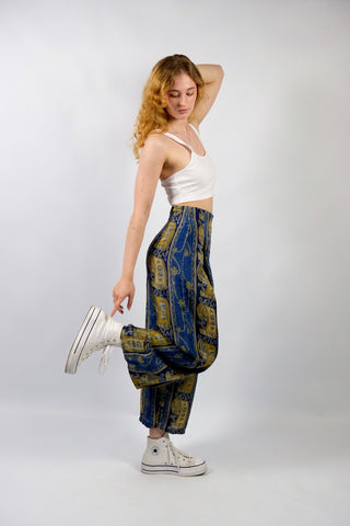 Atemberaubende 80s/90s Handmade Seidenhose mit Boho Print in Dunkelblau, Hellblau/Türkis, Blaugrau, Senf/Gold, Beige und Weiß – gerade, weit und eher kürzer geschnittenes Bein sowie hohe Taille; ideal für eine S, ein seltenes Fundstück, wahres Unikat und absolutes Highlight