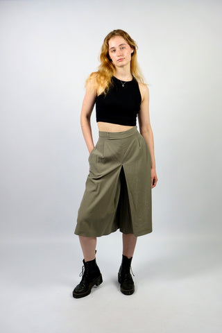 80s/90s Culotte im Hosenrock-Stil in einem tollen Olivgrau, mit hoher Taille und seitlichen Eingrifftaschen – entspricht ca. einer XL (bitte Maße beachten) – ein absolutes Highlight