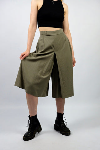 80s/90s Culotte im Hosenrock-Stil in einem tollen Olivgrau, mit hoher Taille und seitlichen Eingrifftaschen – entspricht ca. einer XL (bitte Maße beachten) – ein absolutes Highlight