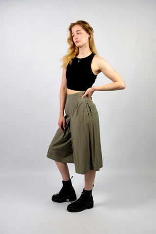 80s/90s Culotte im Hosenrock-Stil in einem tollen Olivgrau, mit hoher Taille und seitlichen Eingrifftaschen – entspricht ca. einer XL (bitte Maße beachten) – ein absolutes Highlight