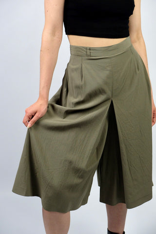 80s/90s Culotte im Hosenrock-Stil in einem tollen Olivgrau, mit hoher Taille und seitlichen Eingrifftaschen – entspricht ca. einer XL (bitte Maße beachten) – ein absolutes Highlight