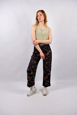 90s Hose in Dunkelblau mit schwarzen Details und tollen bunten Boho Stickereien – Mid Waist Schnitt mit geradem Bein – wir empfehlen die Hose der Zwischengröße S/M (bitte Maße beachten) – ein absolutes Highlight