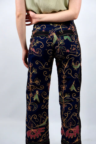 90s Hose in Dunkelblau mit schwarzen Details und tollen bunten Boho Stickereien – Mid Waist Schnitt mit geradem Bein – wir empfehlen die Hose der Zwischengröße S/M (bitte Maße beachten) – ein absolutes Highlight
