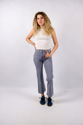 Blau-Weiß gestreifte 90s Hose aus reiner Baumwolle mit Mid Waist Bundhöhe und unten leicht ausgestelltem Bein sowie floralem Mickey Mouse Design auf den hinteren Hosentaschen – ein absolutes Highlight und passend für eine heutige XXS