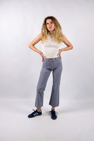 Blau-Weiß gestreifte 90s Hose aus reiner Baumwolle mit Mid Waist Bundhöhe und unten leicht ausgestelltem Bein sowie floralem Mickey Mouse Design auf den hinteren Hosentaschen – ein absolutes Highlight und passend für eine heutige XXS
