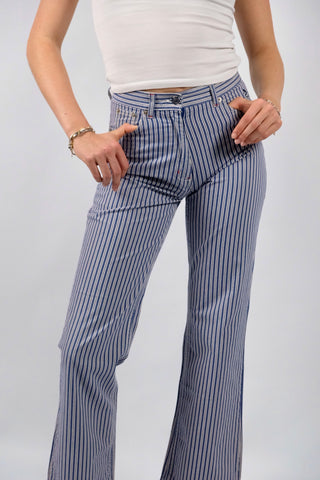 Blau-Weiß gestreifte 90s Hose aus reiner Baumwolle mit Mid Waist Bundhöhe und unten leicht ausgestelltem Bein sowie floralem Mickey Mouse Design auf den hinteren Hosentaschen – ein absolutes Highlight und passend für eine heutige XXS