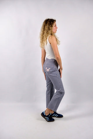 Blau-Weiß gestreifte 90s Hose aus reiner Baumwolle mit Mid Waist Bundhöhe und unten leicht ausgestelltem Bein sowie floralem Mickey Mouse Design auf den hinteren Hosentaschen – ein absolutes Highlight und passend für eine heutige XXS