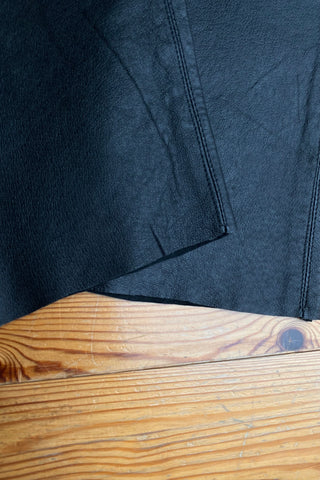 schwarze, hochwertige 90s High Waist Hose aus echtem Glattleder in tollem Zustand – wir empfehlen die Hose einer heutigen S oder der Zwischengröße S/M (bitte Maße beachten) – ein absolutes Highlight