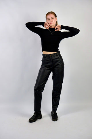 schwarze, hochwertige 90s High Waist Hose aus echtem Glattleder in tollem Zustand – wir empfehlen die Hose einer heutigen S oder der Zwischengröße S/M (bitte Maße beachten) – ein absolutes Highlight