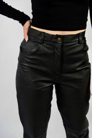 schwarze, hochwertige 90s High Waist Hose aus echtem Glattleder in tollem Zustand – wir empfehlen die Hose einer heutigen S oder der Zwischengröße S/M (bitte Maße beachten) – ein absolutes Highlight