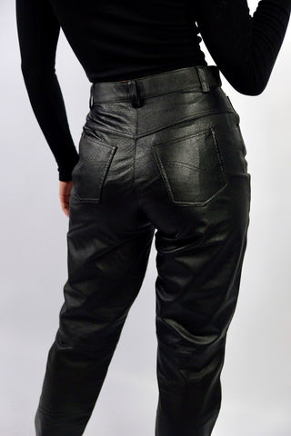 schwarze, hochwertige 90s High Waist Hose aus echtem Glattleder in tollem Zustand – wir empfehlen die Hose einer heutigen S oder der Zwischengröße S/M (bitte Maße beachten) – ein absolutes Highlight