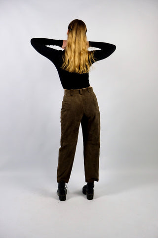 Dunkelbraune, hochwertige 90s High Waist Hose aus Veloursleder in tollem Zustand mit Futter aus reiner Viskose – ideal für eine S und ein absolutes Highlight