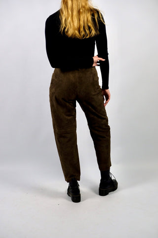Dunkelbraune, hochwertige 90s High Waist Hose aus Veloursleder in tollem Zustand mit Futter aus reiner Viskose – ideal für eine S und ein absolutes Highlight