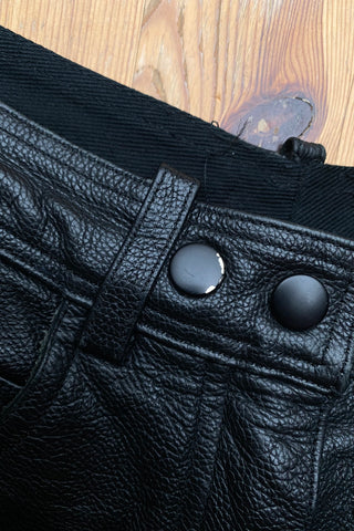 Schwarze 90s High Waist Lederhose mit eher schmal und gerade geschnittenem Bein – tolle, schwere Biker-Qualität und ideal für eine XXS – ein absolutes Highlight