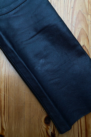 Schwarze 90s High Waist Lederhose mit eher schmal und gerade geschnittenem Bein – tolle, schwere Biker-Qualität und ideal für eine XXS – ein absolutes Highlight