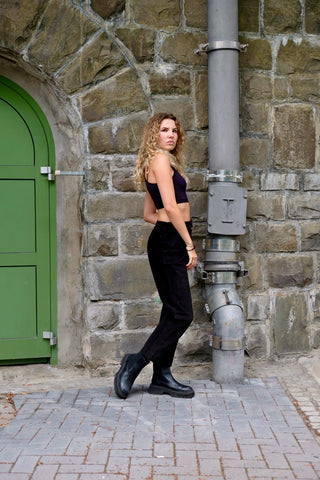 Schwarze 80s/90s High Waist Hose aus Veloursleder mit stretchy Gummizugbund – ideal für eine S und ein absolutes Highlight