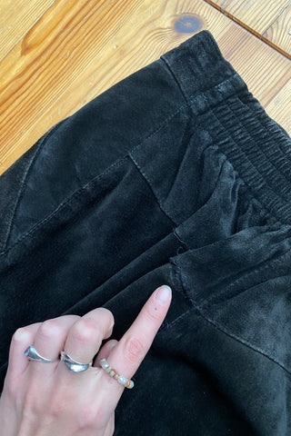 Schwarze 80s/90s High Waist Hose aus Veloursleder mit stretchy Gummizugbund – ideal für eine S und ein absolutes Highlight