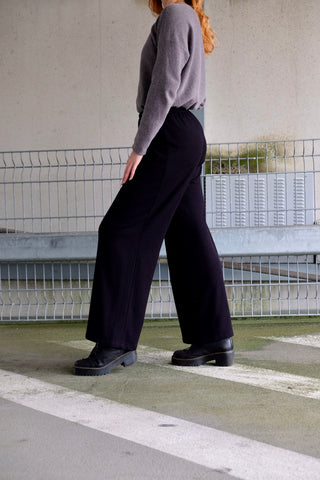 Schwarze 80s/90s Mid Waist Hose aus Viskose-Mix mit weitem Bein und stretchy Gummizugbund – die Größe ist als Onesize angegeben, aber wir empfehlen die Hose einer S, M oder L (bitte Maße beachten)