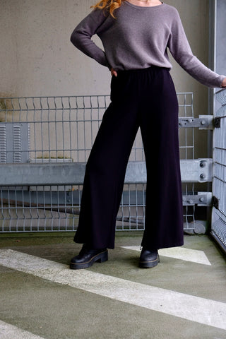 Schwarze 80s/90s Mid Waist Hose aus Viskose-Mix mit weitem Bein und stretchy Gummizugbund – die Größe ist als Onesize angegeben, aber wir empfehlen die Hose einer S, M oder L (bitte Maße beachten)