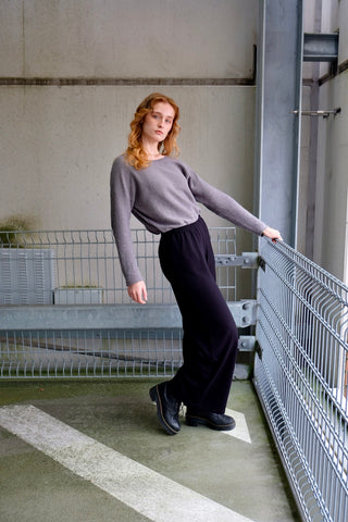Schwarze 80s/90s Mid Waist Hose aus Viskose-Mix mit weitem Bein und stretchy Gummizugbund – die Größe ist als Onesize angegeben, aber wir empfehlen die Hose einer S, M oder L (bitte Maße beachten)