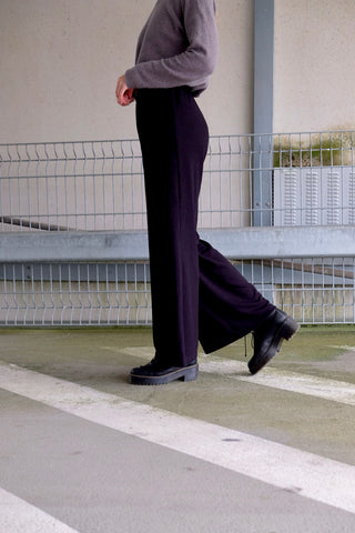 Schwarze 80s/90s Mid Waist Hose aus Viskose-Mix mit weitem Bein und stretchy Gummizugbund – die Größe ist als Onesize angegeben, aber wir empfehlen die Hose einer S, M oder L (bitte Maße beachten)