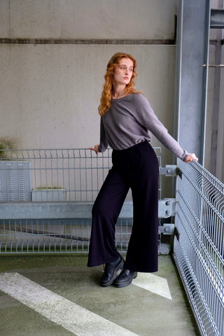 Schwarze 80s/90s Mid Waist Hose aus Viskose-Mix mit weitem Bein und stretchy Gummizugbund – die Größe ist als Onesize angegeben, aber wir empfehlen die Hose einer S, M oder L (bitte Maße beachten)