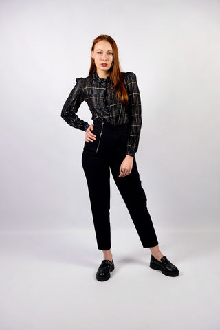 Schwarze, elegante 80s Hose mit hoher Taille und klassischem Mom Fit sowie seitlichem Reißverschluss – ideal für eine heutige XS und ein absolutes Highlight