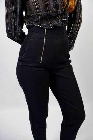 Schwarze, elegante 80s Hose mit hoher Taille und klassischem Mom Fit sowie seitlichem Reißverschluss – ideal für eine heutige XS und ein absolutes Highlight
