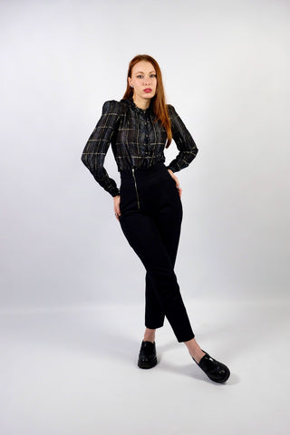 Schwarze, elegante 80s Hose mit hoher Taille und klassischem Mom Fit sowie seitlichem Reißverschluss – ideal für eine heutige XS und ein absolutes Highlight