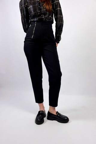 Schwarze, elegante 80s Hose mit hoher Taille und klassischem Mom Fit sowie seitlichem Reißverschluss – ideal für eine heutige XS und ein absolutes Highlight