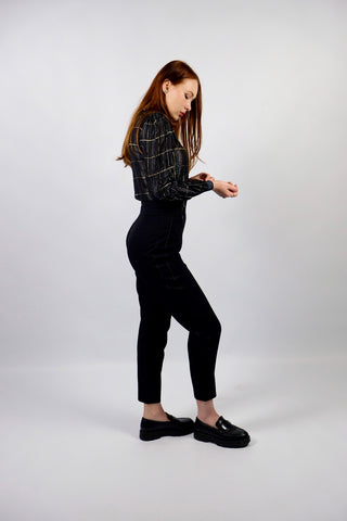 Schwarze, elegante 80s Hose mit hoher Taille und klassischem Mom Fit sowie seitlichem Reißverschluss – ideal für eine heutige XS und ein absolutes Highlight