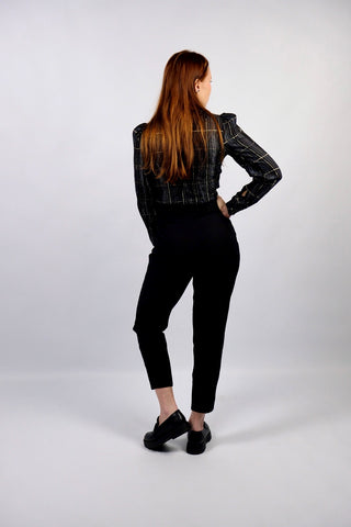 Schwarze, elegante 80s Hose mit hoher Taille und klassischem Mom Fit sowie seitlichem Reißverschluss – ideal für eine heutige XS und ein absolutes Highlight