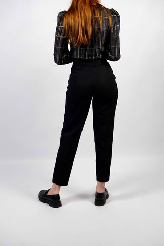 Schwarze, elegante 80s Hose mit hoher Taille und klassischem Mom Fit sowie seitlichem Reißverschluss – ideal für eine heutige XS und ein absolutes Highlight