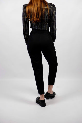 Schwarze, elegante 80s Hose mit hoher Taille und klassischem Mom Fit sowie seitlichem Reißverschluss – ideal für eine heutige XS und ein absolutes Highlight