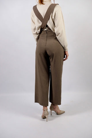 Atemberaubende 90s Marlenehose made in U.K. in einem tollen Oliv/Taupe, mit seitlichen Knöpfen, Eingrifftaschen, abnehmbaren Hosenträgern und weitem Bein – wir empfehlen die Hose einer XS – ein seltenes Fundstück und absolutes Highlight